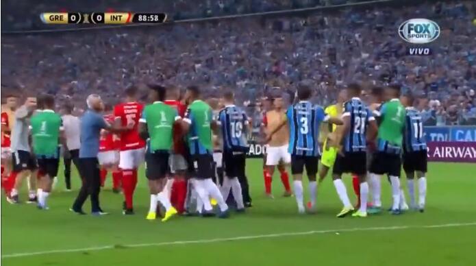 这是WWE？解放者杯爆发大规模冲突互殴，竟现8张红牌！