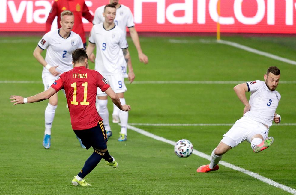 世预赛回顾：西班牙3-1科索沃，奥尔莫世界波贝萨尔超远吊射